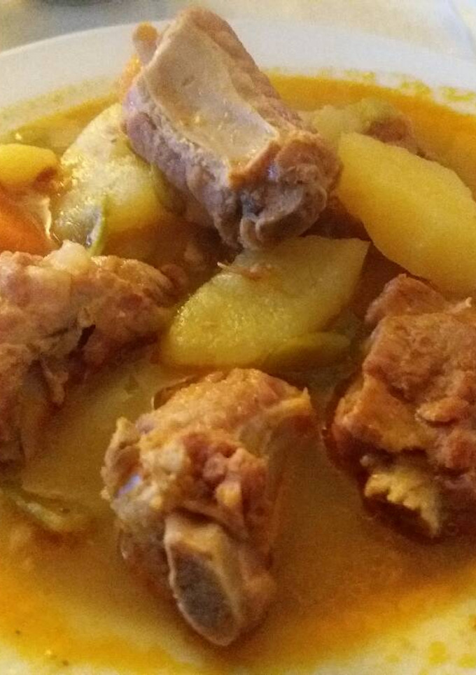 Una foto de Patatas guisadas con costillas adobadas