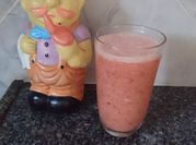 Una foto de frutillas y banana en almíbar