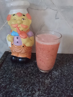Una foto de Licuado refrescante de frutillas, durazno y banana 😎