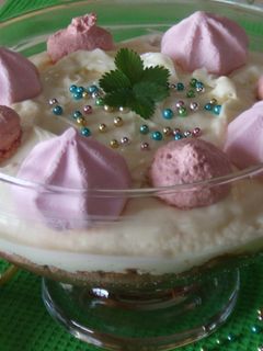 Una foto de Mousses de chocolate blanco y negro con frutas y merengues de fresa