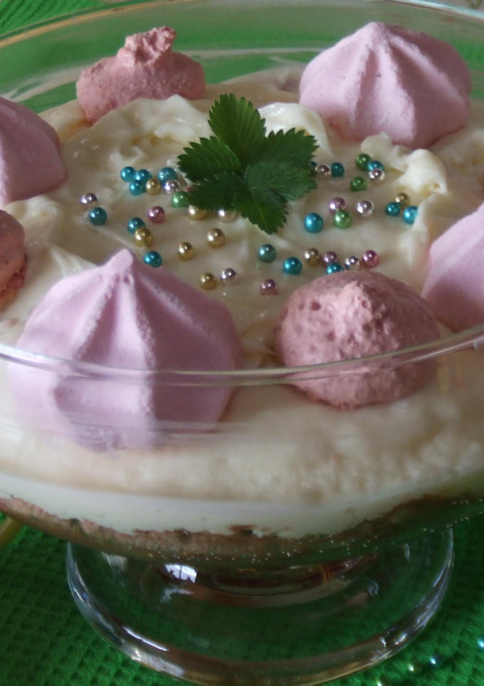 Una foto de Mousses de chocolate blanco y negro con frutas y merengues de fresa