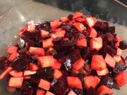 Una foto de ensalada de remolacha y manzana