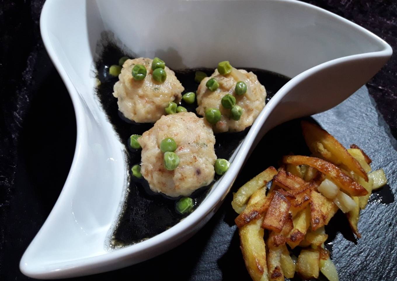 Albóndigas de sepia y gambas en su tinta
