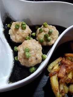 Una foto de Albóndigas de sepia y gambas en su tinta