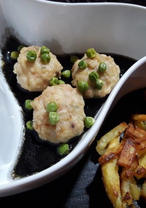 Una foto de Albóndigas de sepia y gambas en su tinta