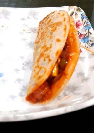 ચીલી પનીર રોલ (Chili Paneer Roll Recipe In Gujarati) રેસીપી મુખ્ય ફોટો