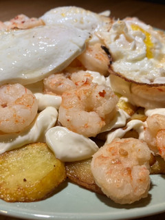 Una foto de Papas arrieras con langostinos y huevos