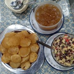 A picture of Pani puri (gol gappy).