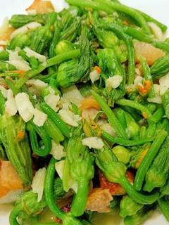 Hình của món Ngồng bí xào tỏi kèm tóp mỡ.