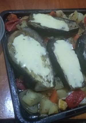 Una foto de Verduras al hornos con manzanas y berenjenas.