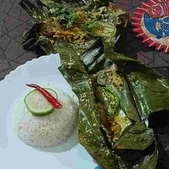 A picture of Gondhoraj Pabda Paturi/ Kafir lime fish paturi.