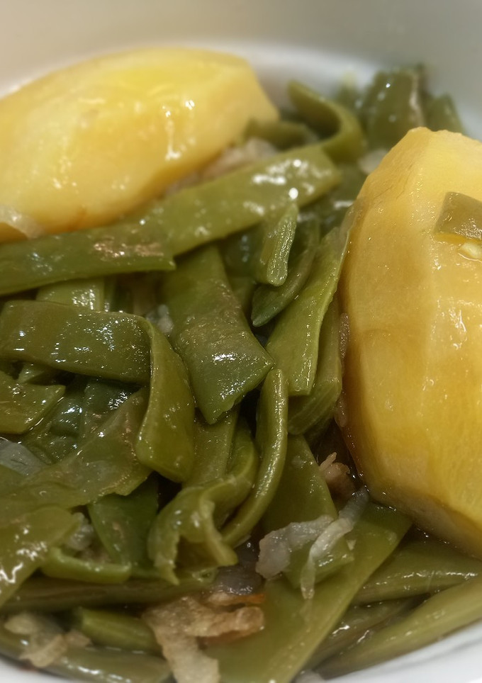 Una foto de Judías verdes con patatas, cebolla y aceite de oliva virgen