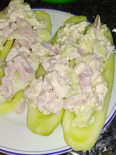 Una foto de Pepinos rellenos de York y ajo