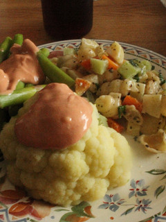 Una foto de Ensalada con pasta, con coliflor y espárragos salsagolfeados