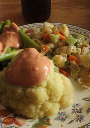 Una foto de Ensalada con pasta, con coliflor y espárragos salsagolfeados