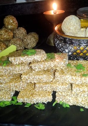 तिल पापड़ी (til papdi recipe in Hindi) रेसिपी मुख्य फोटो
