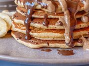 Una foto de tortitas con kéfir