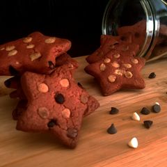A picture of Red velvet choco chips cookies.