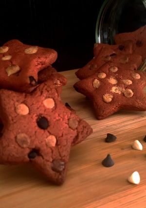 A picture of Red velvet choco chips cookies.