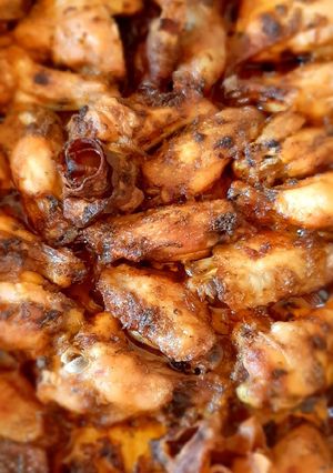Csirkeszárny és comb ropogósra sütve recept fotója