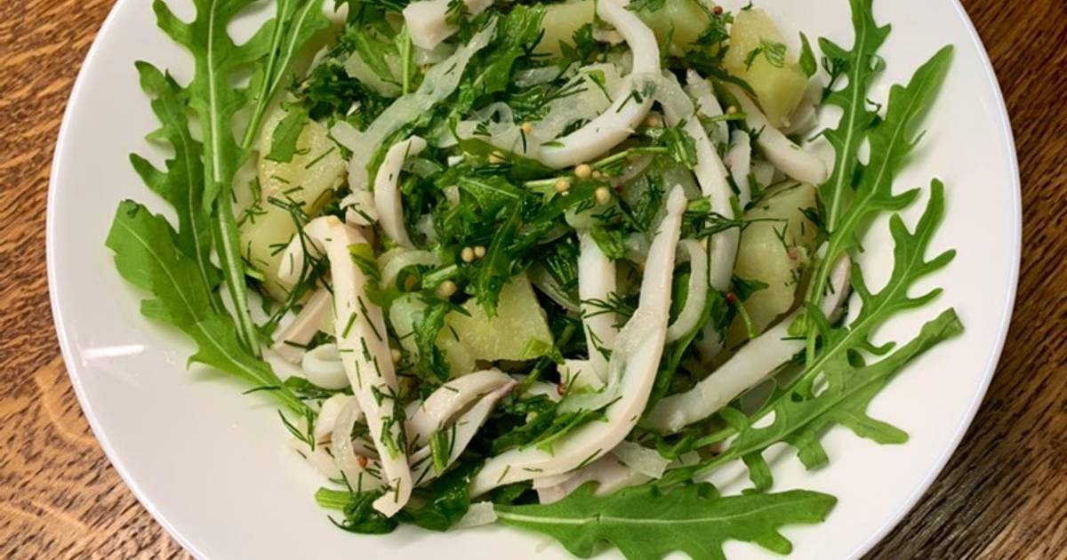 Салат из кальмаров и зеленого салата. Салат с кальмарами. Салат с мидиями и кальмарами. Салат с кальмарами и яйцом и луком. Салат с кальмарами и горошком.