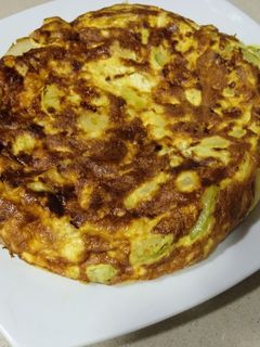 Una foto de Tortilla de patatas, calabacín y jamón serrano
