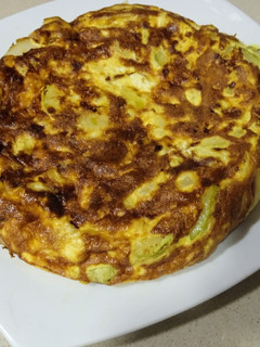 Una foto de Tortilla de patatas, calabacín y jamón serrano
