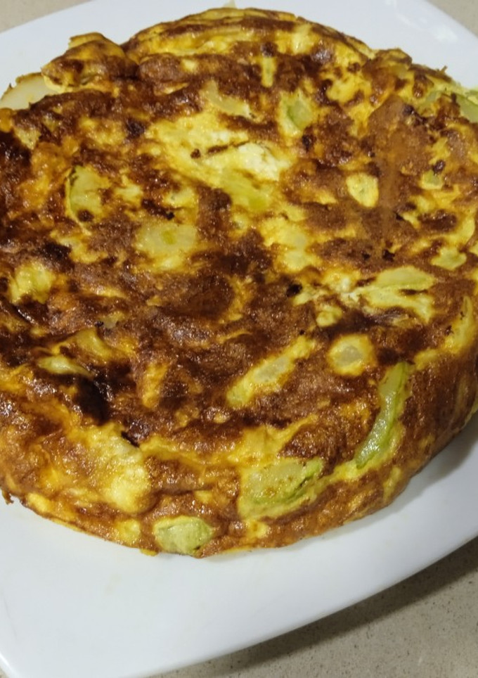Una foto de Tortilla de patatas, calabacín y jamón serrano
