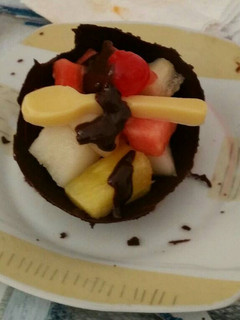 Una foto de Cuencos de chocolate rellenos de fruta