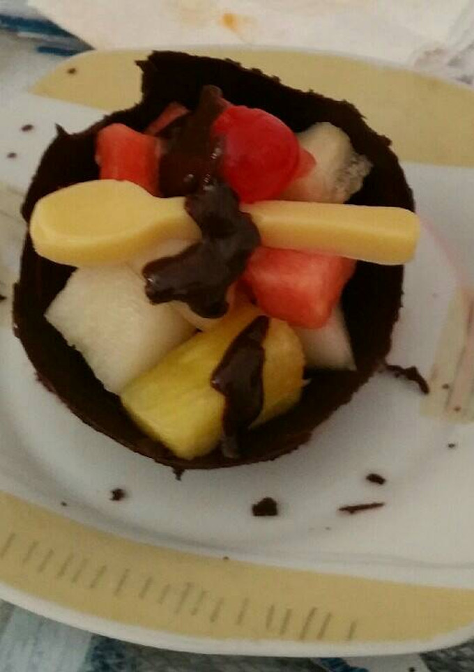 Una foto de Cuencos de chocolate rellenos de fruta