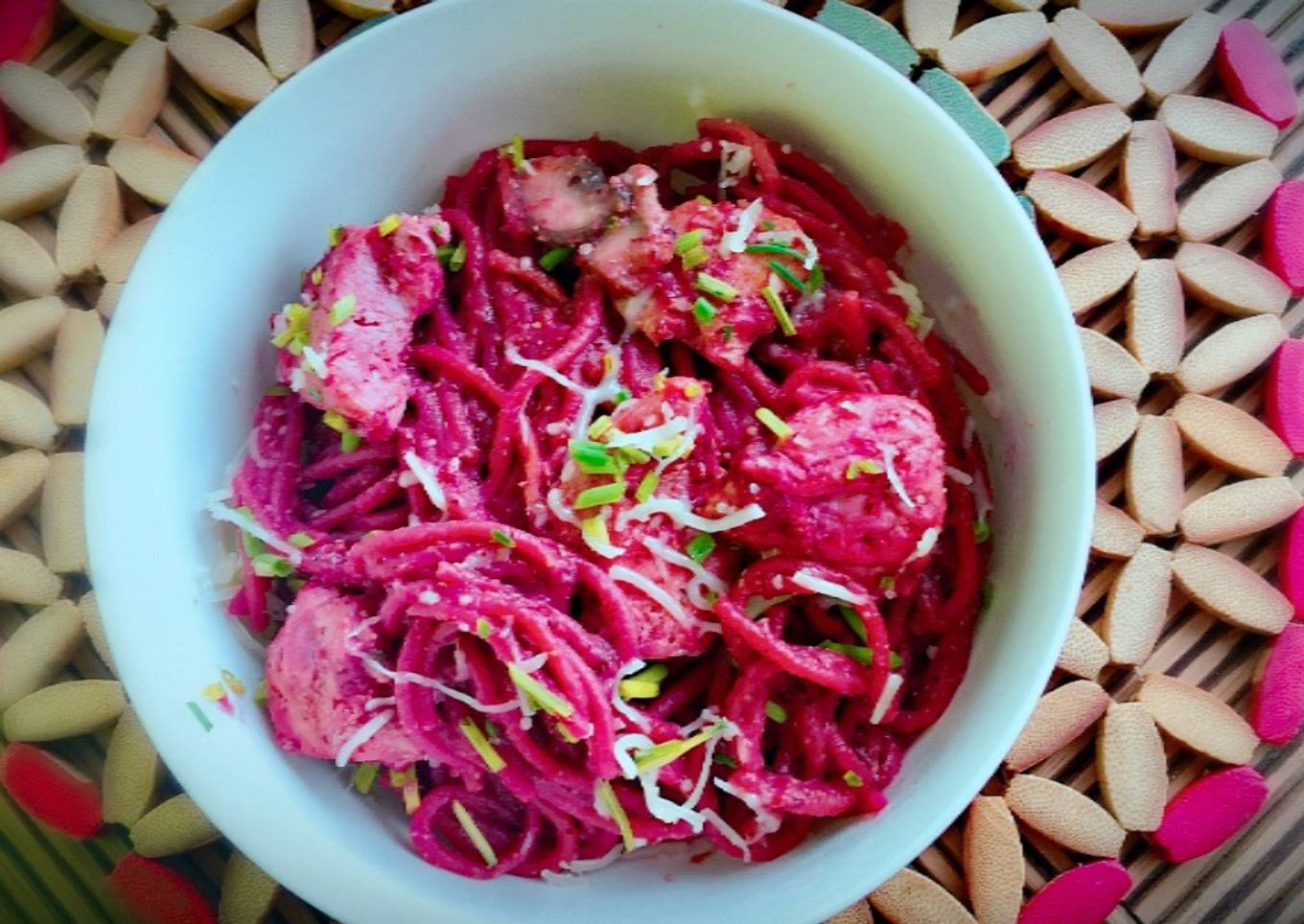 Espaguetis integrales con salsa de remolacha y mostaza