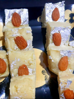 मिल्क पाउडर बर्फी (milk powder burfi recipe in Hindi) रेसिपी मुख्य फोटो