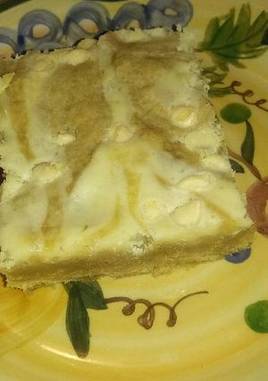 A picture of Lemon cheesecake swirl blondies.