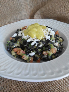 Una foto de Judías negras en ensalada con salsa de mango