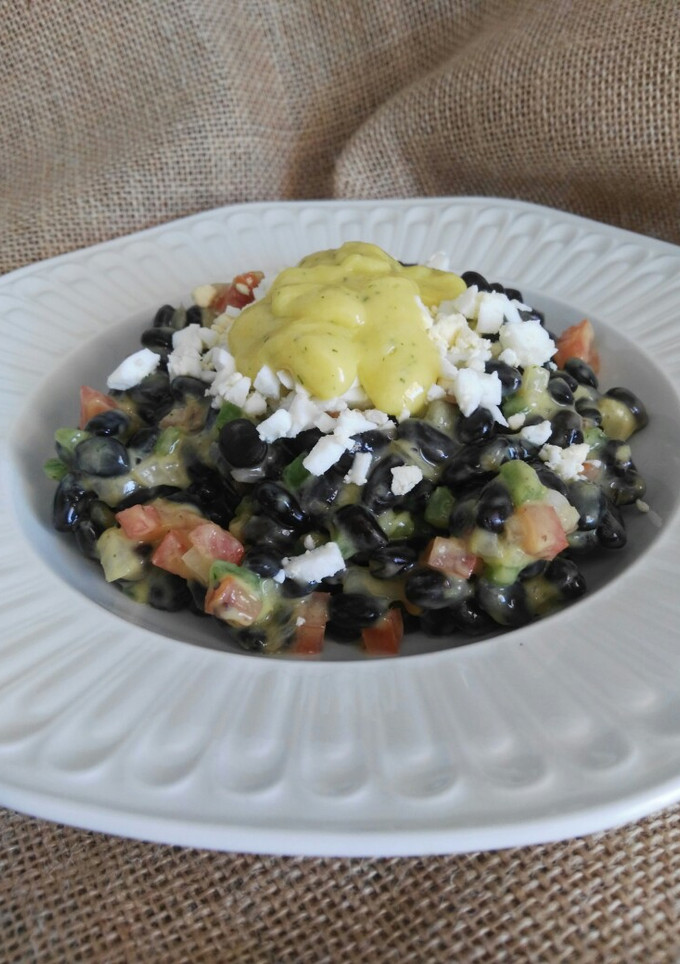 Una foto de Judías negras en ensalada con salsa de mango