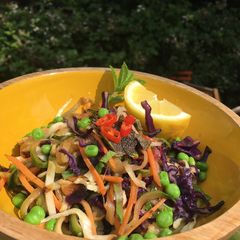 A picture of Pea and Courgetti noodles.