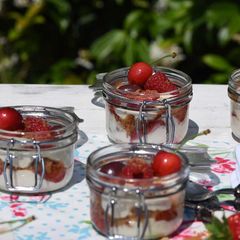 A picture of Fruity Picnic Pots.