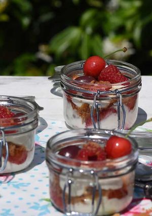 A picture of Fruity Picnic Pots.
