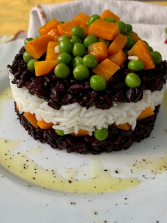 Foto di Torretta di riso Venere e riso Basmati con verdure a vapore
