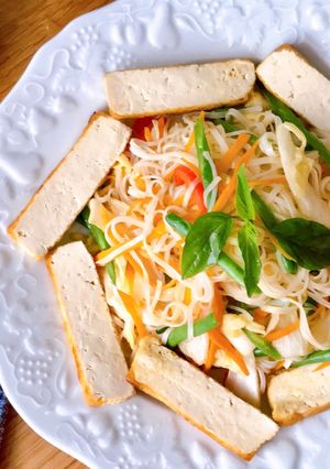 Hình của món 🌱 Mì Chũ Xào Rau Củ Chay (Vegan).
