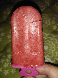 Una foto de Helado de frutilla🍓 y banana🍌