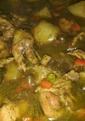 Una foto de Seco de pollo peruano