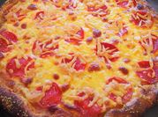 Una foto de pizza de queso amarillo