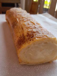 Una foto de Bracito de crema y yema quemada con almendras
