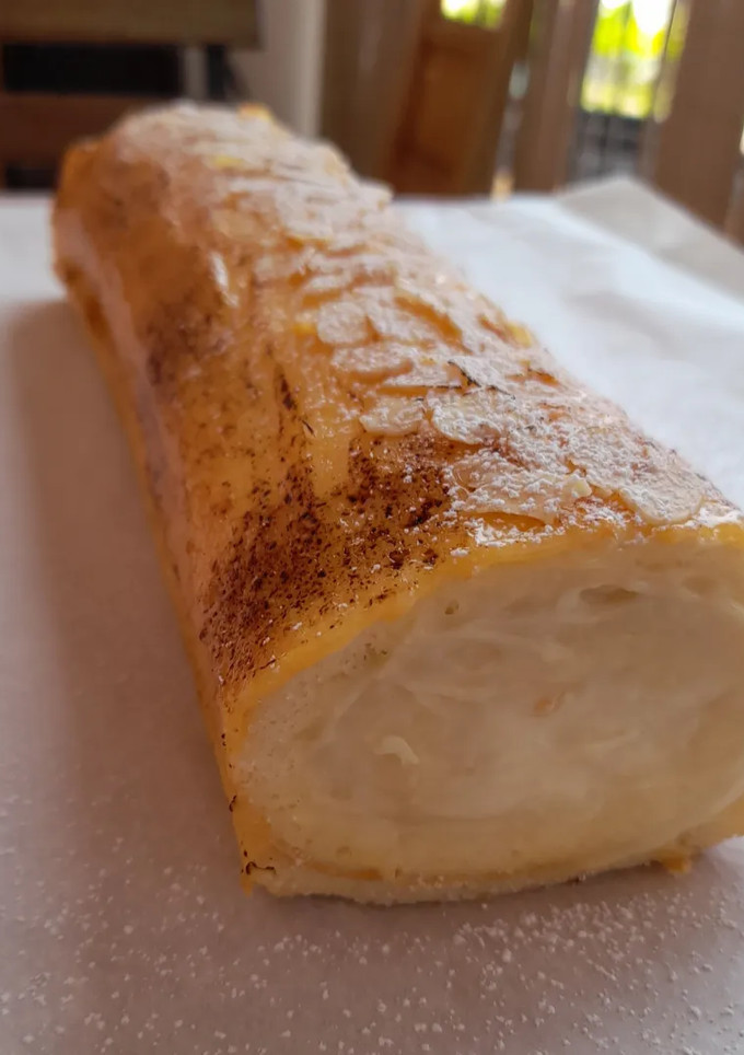 Una foto de Bracito de crema y yema quemada con almendras