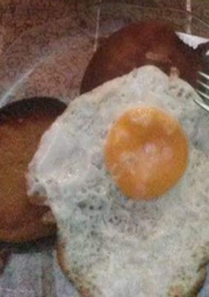 Una foto de Medallones De Pescado Con Huevo Frito