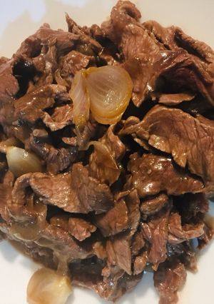 Hình của món Thịt ngựa xào hành tỏi dầu hào.