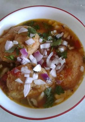 A picture of Sambar vada.