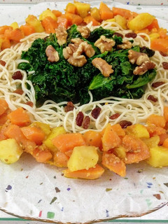 Una foto de Kale y fideos chinos con salteado de frutas, verduras y frutos secos