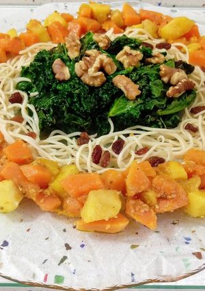 Foto principal de Kale y fideos chinos con salteado de frutas, verduras y frutos secos
